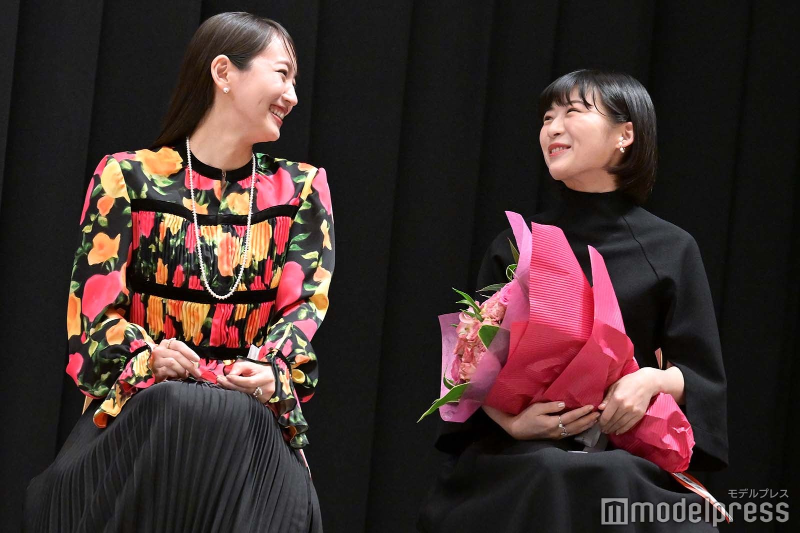 談笑する吉岡里帆、伊藤沙莉（C）モデルプレス