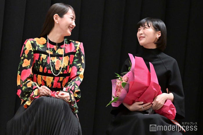 談笑する吉岡里帆、伊藤沙莉(C)モデルプレス