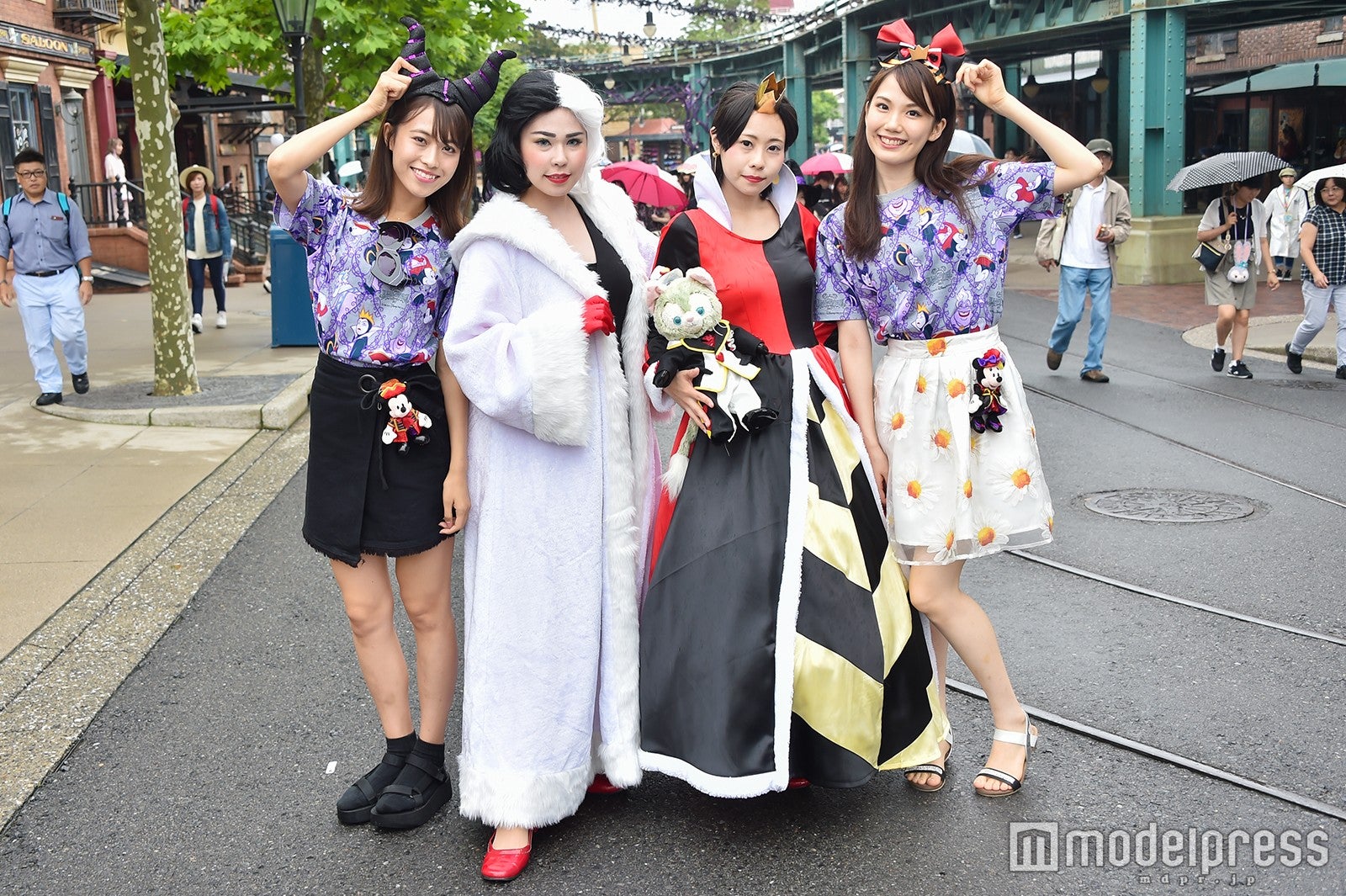 （左から）山本沙樹（モデル）、からしさん、咲緒さん、松田佳奈子（モデル）／（C）モデルプレス（C）Disney