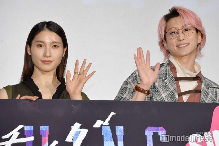 服の色味がマッチングした土屋太鳳、佐久間大介(C)モデルプレス