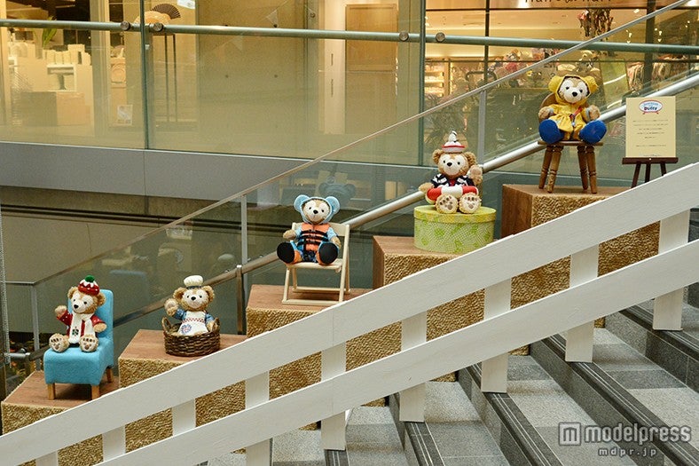 10種類のコスチュームを着たダッフィーが並ぶ