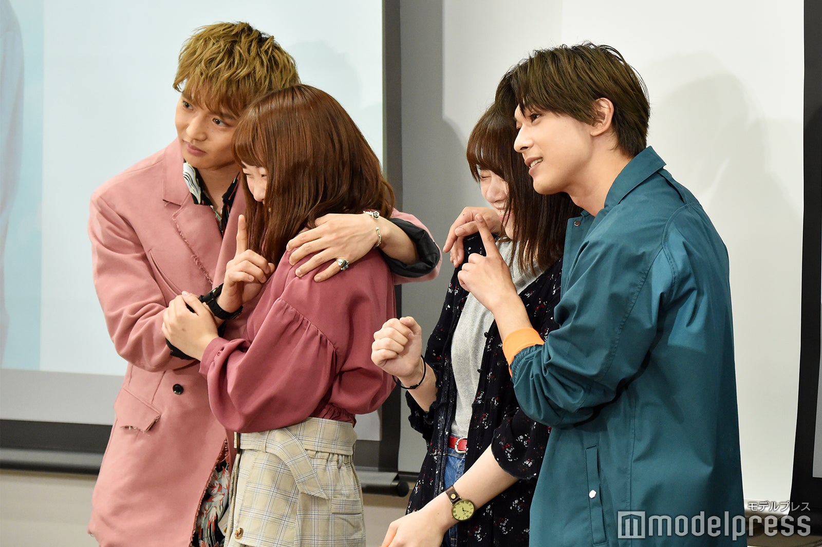 吉沢亮（右）＆佐藤大樹（左）、ご褒美にポスタービジュアルと同じポーズ （C）モデルプレス