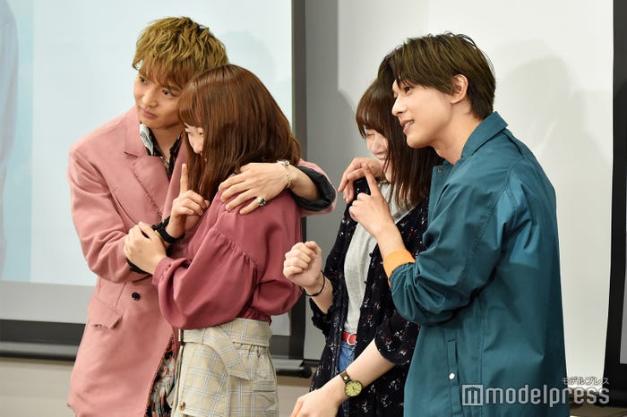 吉沢亮(右)&佐藤大樹(左)、ご褒美にポスタービジュアルと同じポーズ (C)モデルプレス