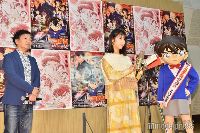 (左から)山口勝平、浜辺美波、江戸川コナン(C)モデルプレス