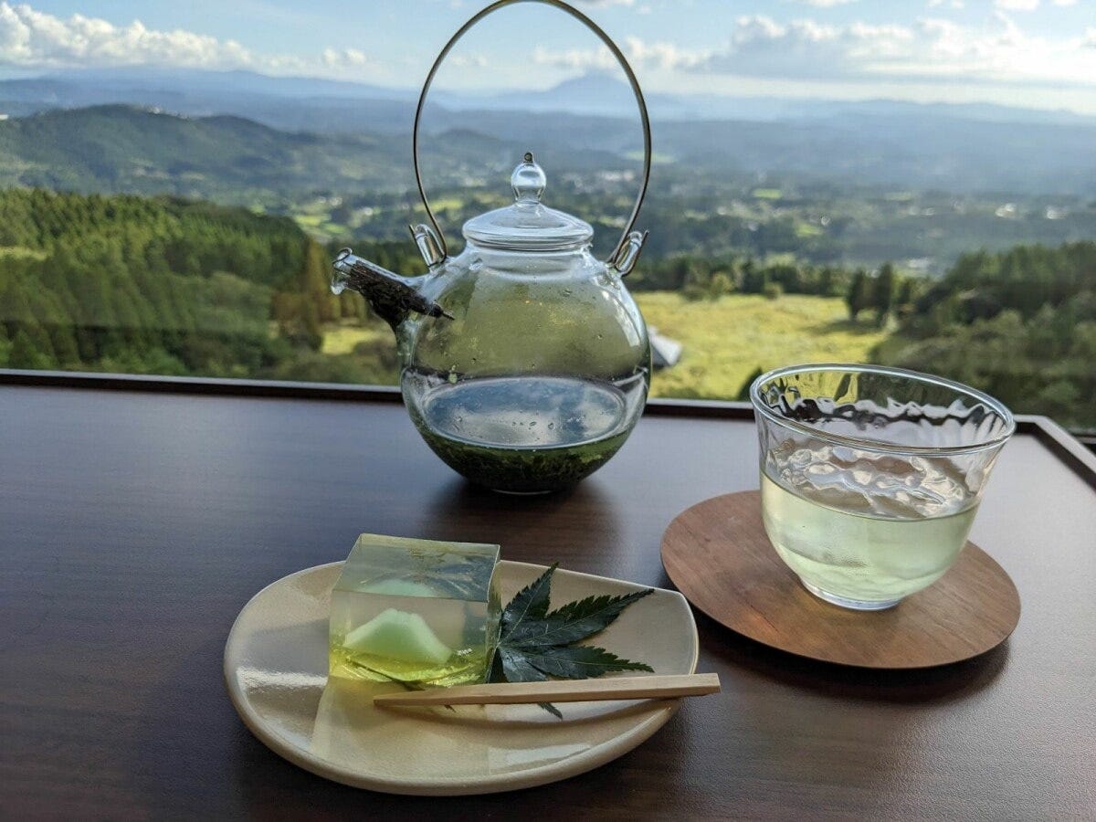 こちらもツアー特典の「茶いっぺ」。「茶一杯（ちゃいっぱい）」が訛ったことばで、「お茶でも一杯飲んでいきなさい」というおもてなしの言葉。地元で有名な和菓子と一緒に