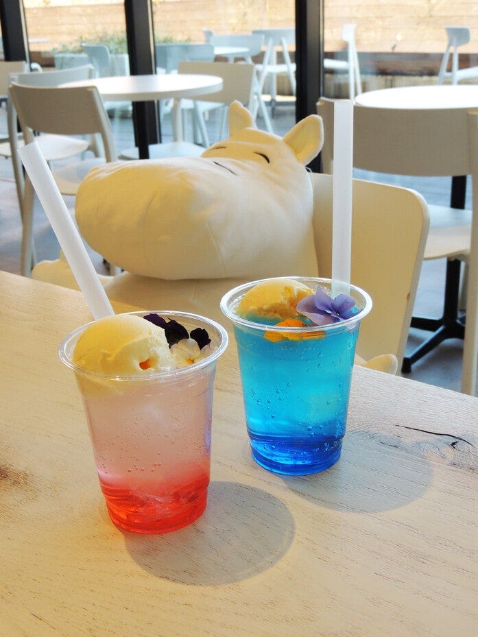 スプリングフェスティバル フロート 各500円。左がすいか、右がブルーキュラソーシロップ。ほかに青りんごもあります。パークの入口あたりにある「レットゥラ ラウンジ」で提供