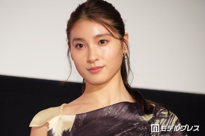 土屋太鳳、弟・神葉の肩に“首こてん”仲良しショットに「素敵な関係性」「美男美女」と反響