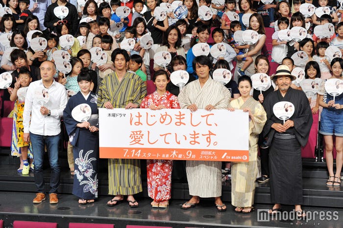 (左から)遊川和彦氏、余貴美子、速水もこみち、尾野真千子、江口洋介、坂井真紀、藤竜也(C)モデルプレス