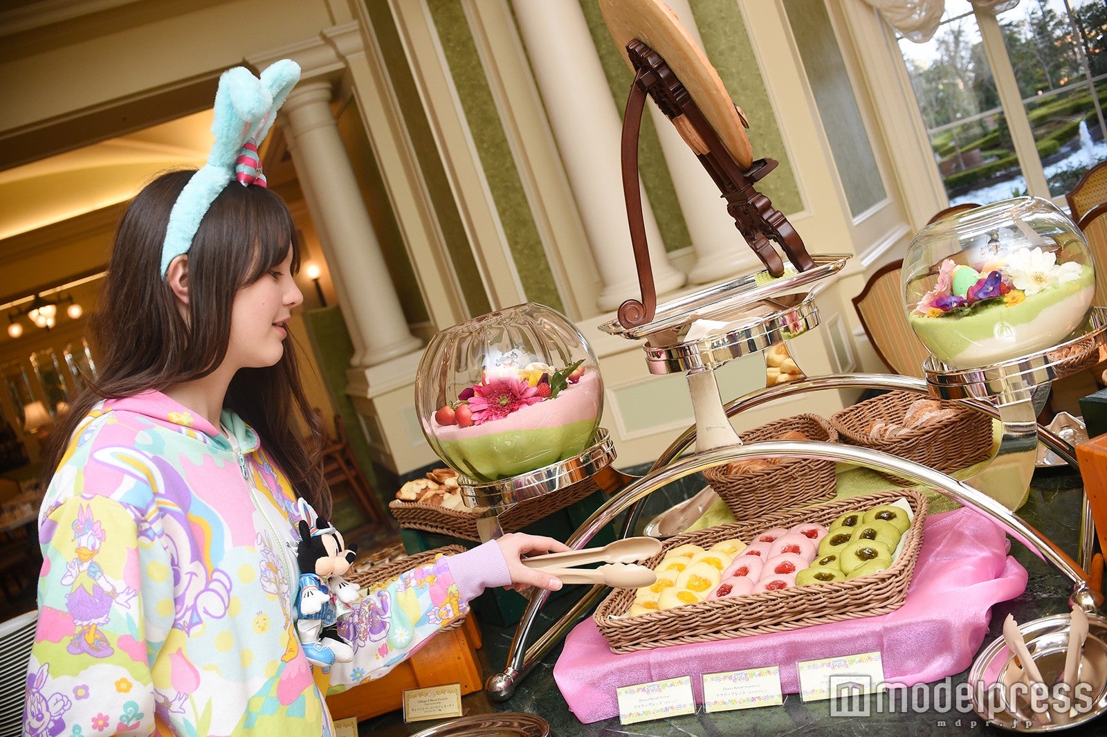 ついつい迷ってしまう豊富なメニュー（モデル：藤田エミリ）／（C）モデルプレス