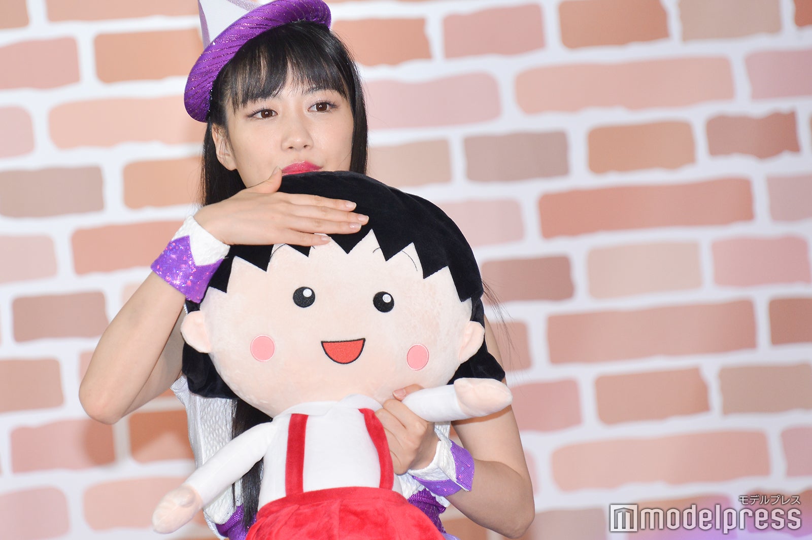 ちびまる子ちゃん人形を抱える高城れに （C）モデルプレス