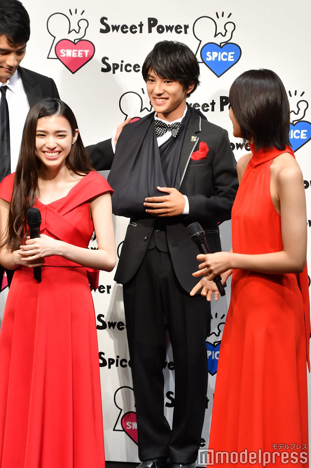 （後列）荒木飛羽（前列））長見玲亜、竹内愛紗（C）モデルプレス