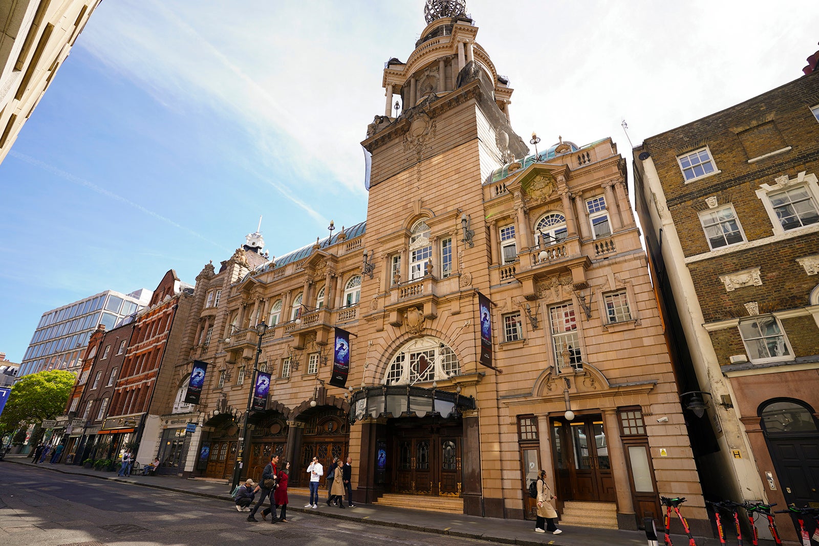 ロンドン・コロシアム、ロンドン市街／舞台「千と千尋の神隠し」ロンドン公演（提供写真）
