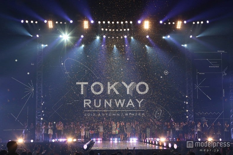2014年3月21日に「東京ランウェイ2014 SPRING／SUMMER」を国立代々木競技場第一体育館にて開催／「東京ランウェイ2013 A／W」のフィナーレより