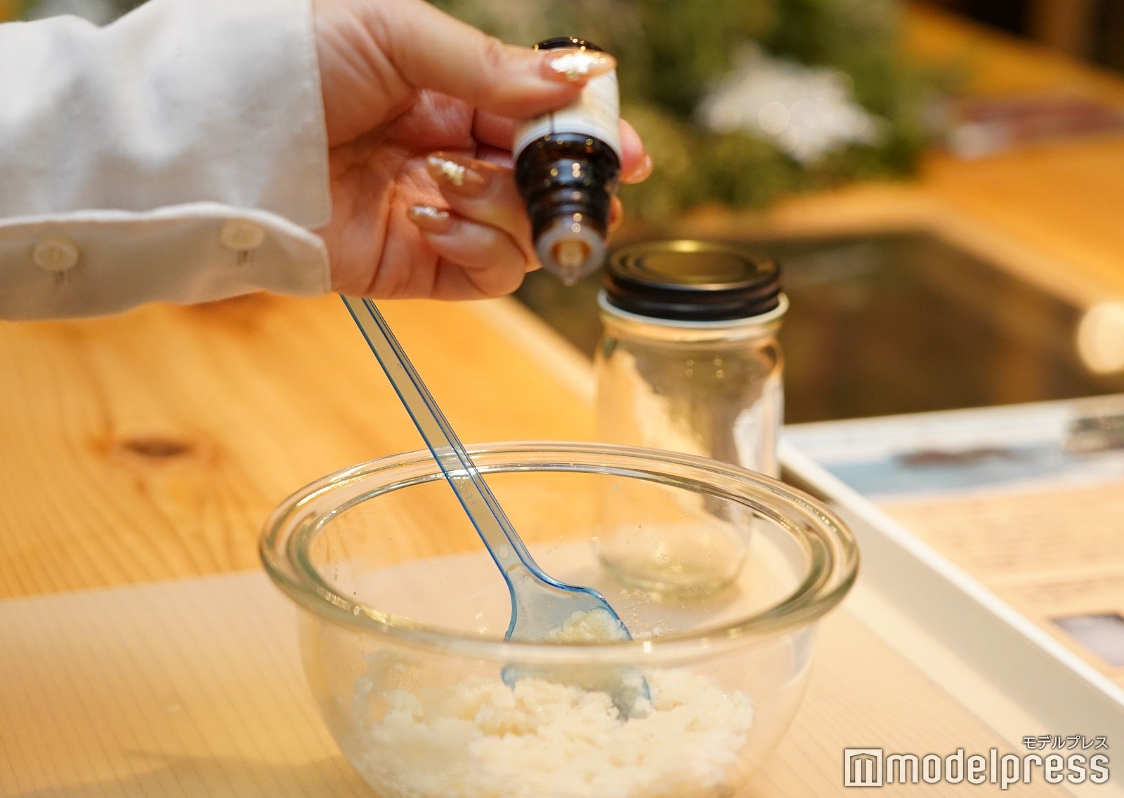 スクラブ作りの様子（C）モデルプレス