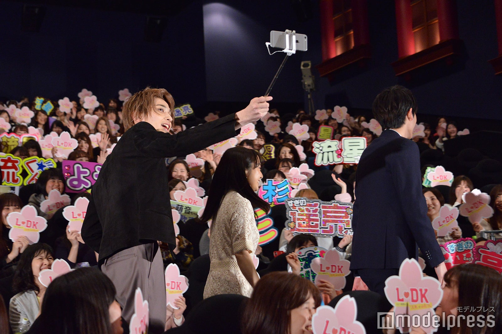 ムービー撮影で大盛り上がり！／横浜流星、上白石萌音、杉野遥亮、川村泰祐監督（C）モデルプレス