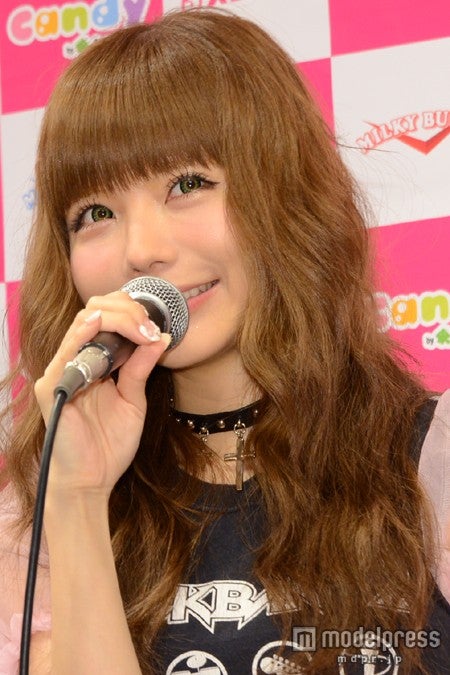 益若つばさ 後ろから抱きつかれて好きになった モデルプレス