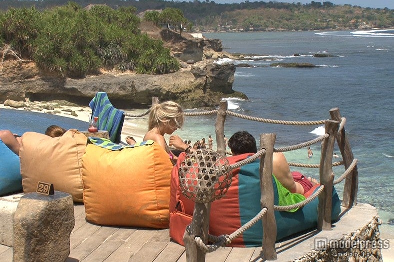 「ドリームビーチハッツ＆カフェパンダン」は絶景を見ながらカフェタイムを楽しめる穴場ポイント／画像提供：TBS