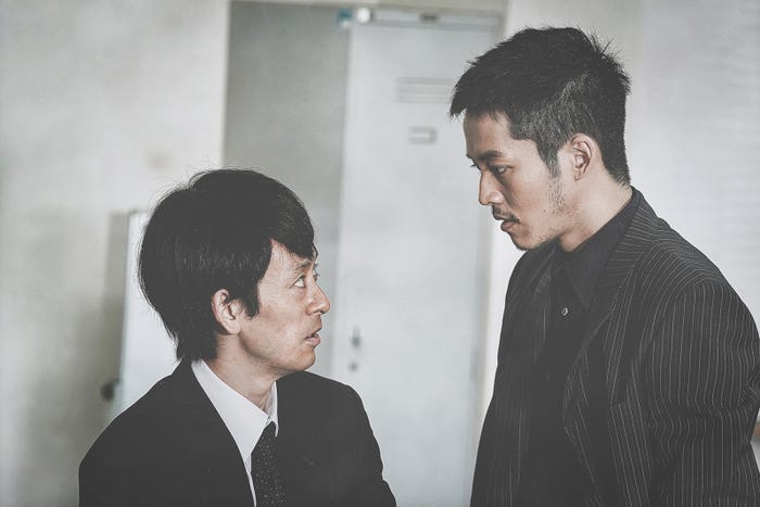 滝藤賢一、松坂桃李(C)2021「孤狼の血 LEVEL2」製作委員会