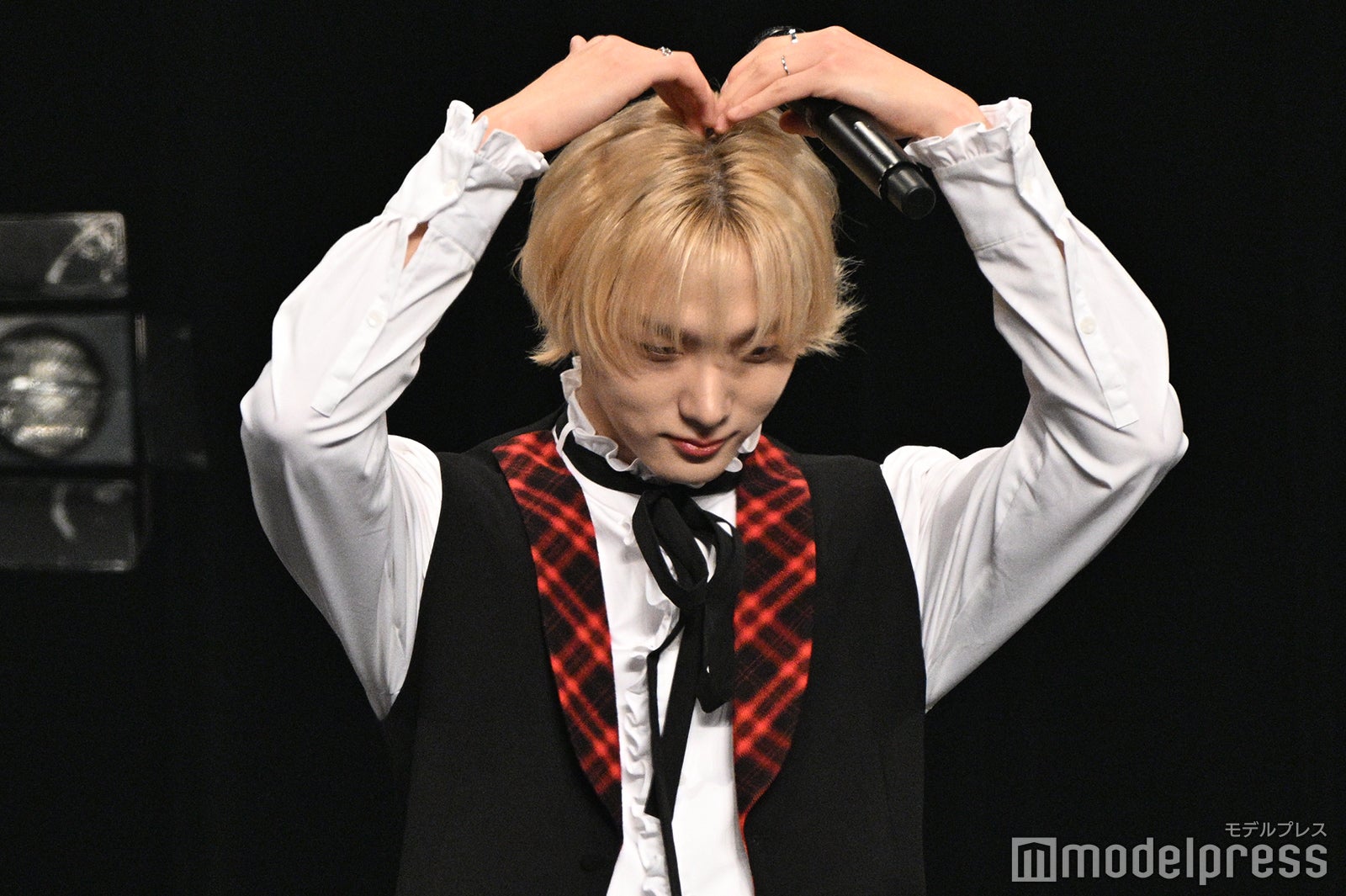 体全体でONEDOORへの愛を表現するSUNGHO（ソンホ）（C）モデルプレス