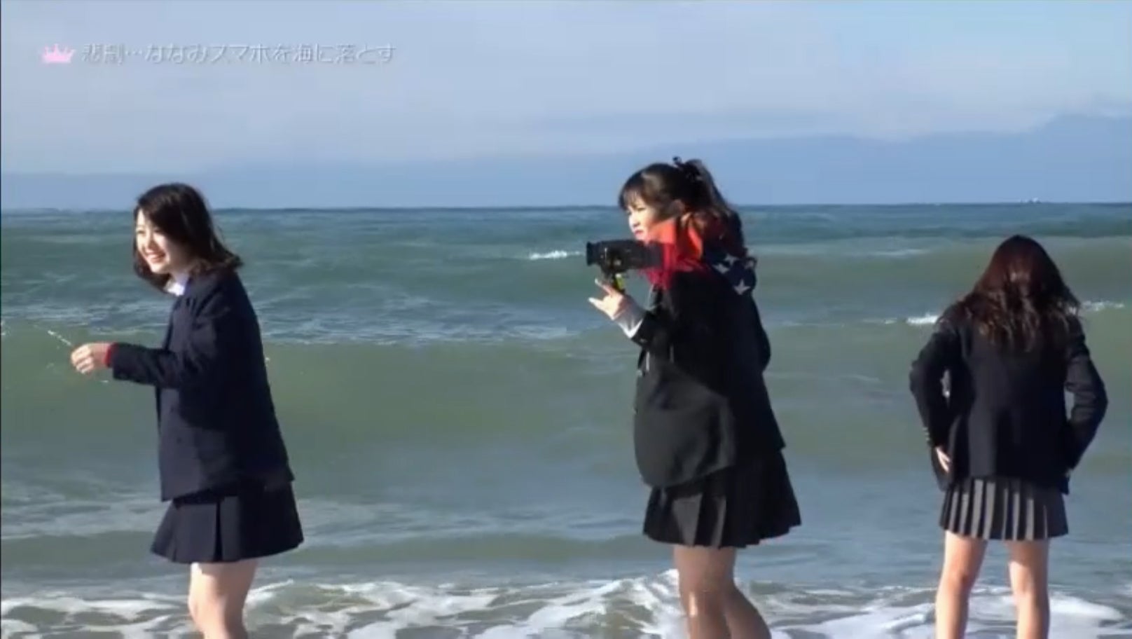 ななみのスマホを一斉捜索／「女子高生ミスコンFINALIST～ハレトキドキＪＫ～」より（提供画像）