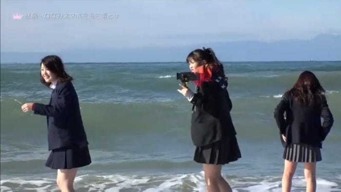 ななみのスマホを一斉捜索/「女子高生ミスコンFINALIST~ハレトキドキJK~」より(提供画像)