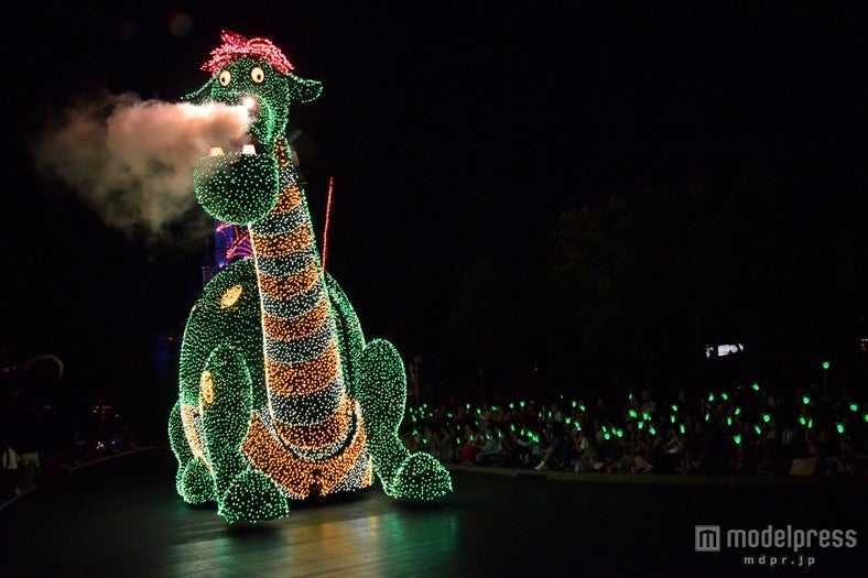 「東京ディズニーランド・エレクトリカルパレード・ドリームライツ」／新アイテム「マジカルドリームライト」と連動した様子