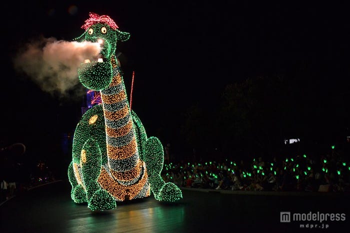 「東京ディズニーランド・エレクトリカルパレード・ドリームライツ」/新アイテム「マジカルドリームライト」と連動した様子