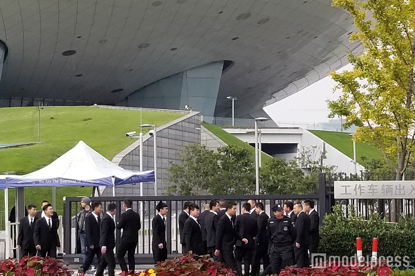 厳重警備が（C）モデルプレス