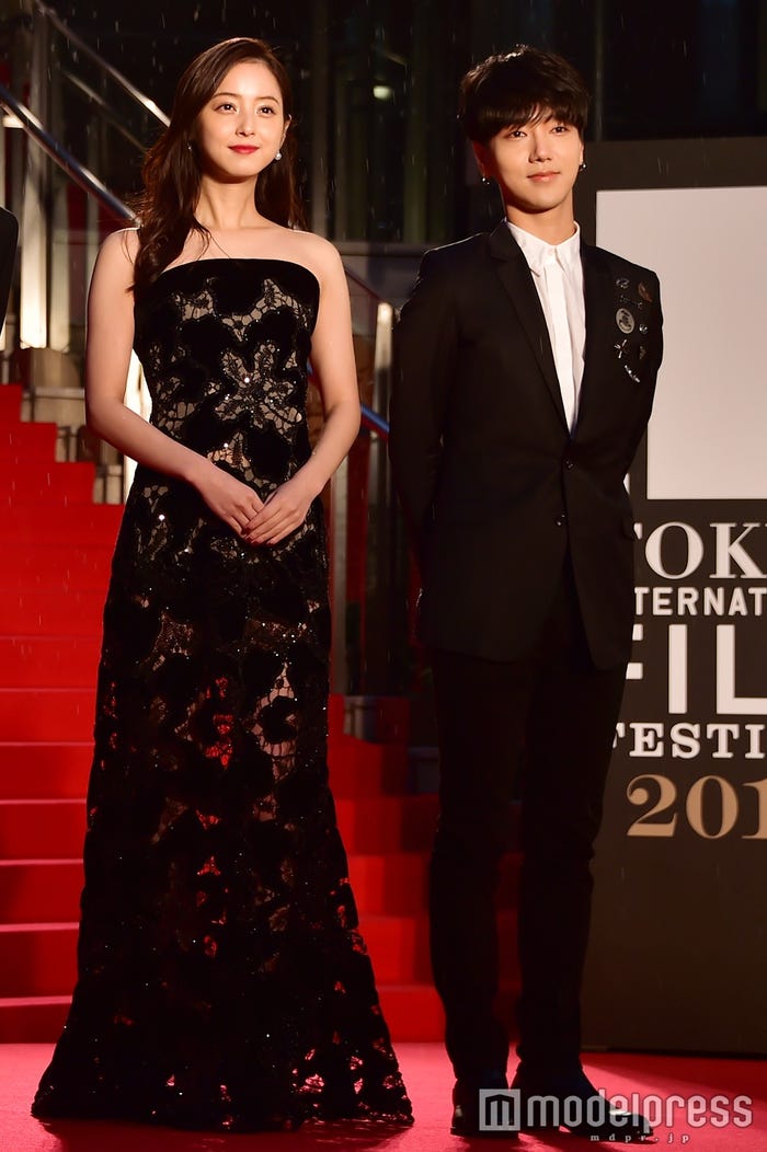 (左から)佐々木希、イェソン (C)モデルプレス