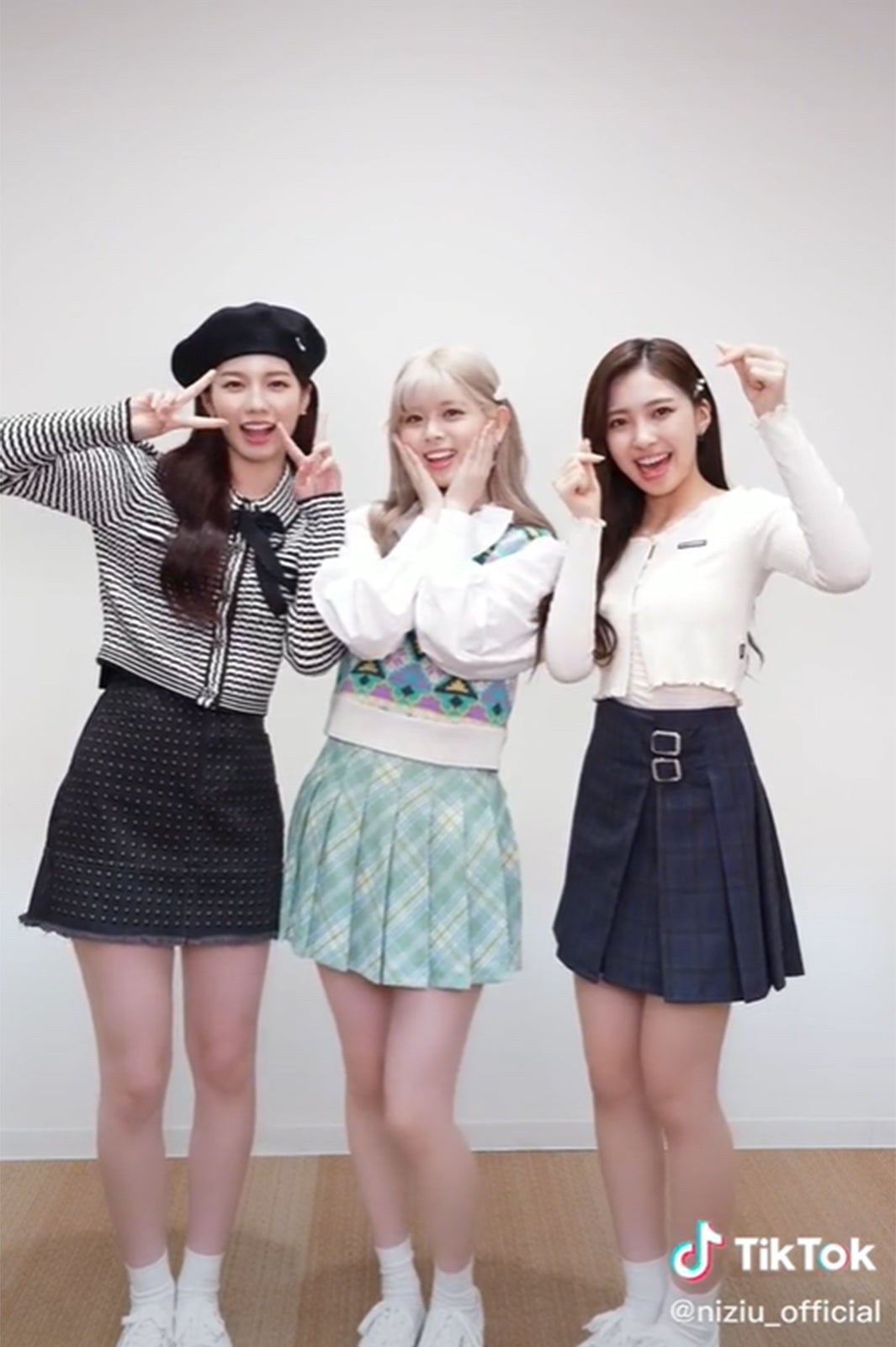 NiziUアヤカ・リク・マユカ”ポーズが揃うかチャレンジ” 「自由なミドルズ最高」「揃ってないのが可愛い」とコメント続々