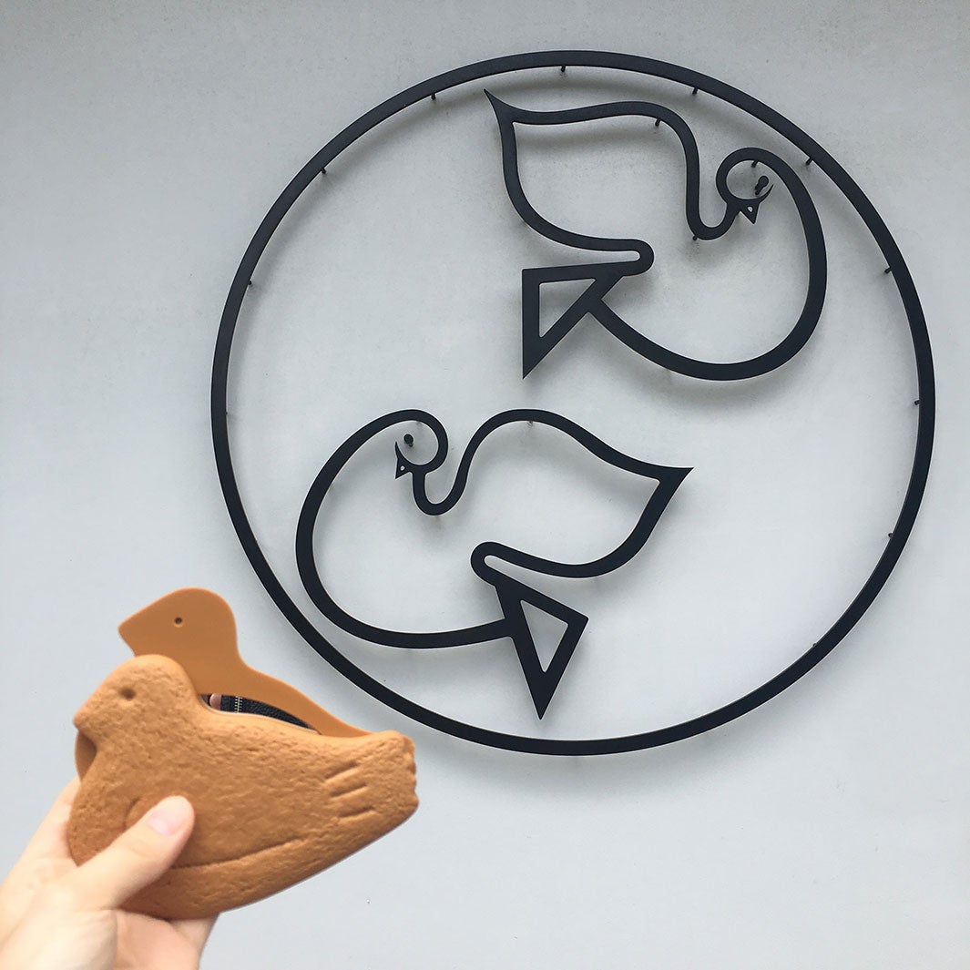 豊島屋 本店の鳩グッズ（C）SDP