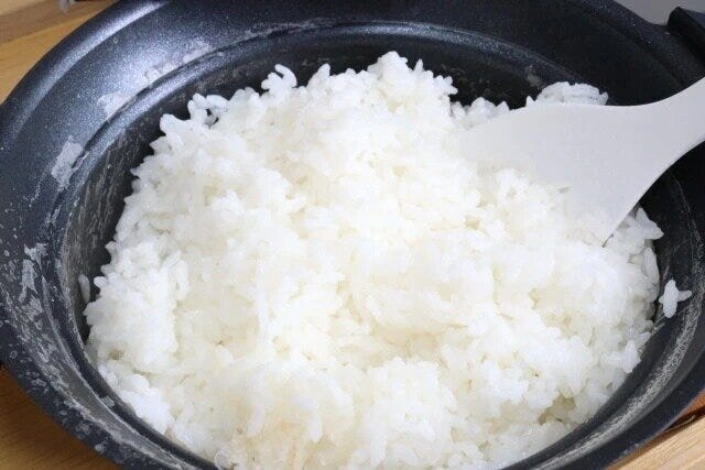 ダイソー　土鍋風アルミ卓上鍋（黒、IH対応、シリコーンカバー付）