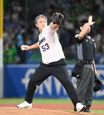 ヤクルトOBの五十嵐亮太氏が始球式に登場 最速158キロ右腕が投じたこの日のスピードは…