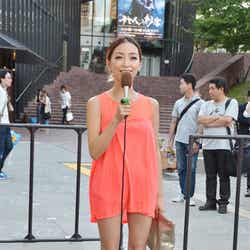 「男を落とす勝負服」ろみひ/トレンドのネオンオレンジワンピとゴールドのクラッチバッグでゴージャスに。レースアップブーツでスタイルアップ