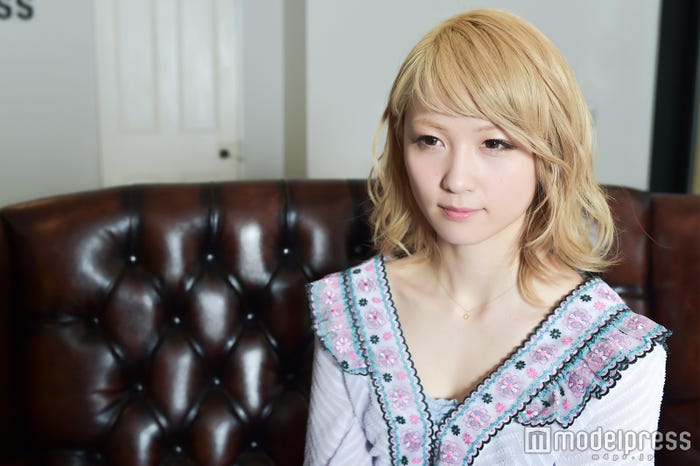 歌詞は「誰にも言わずコッソリと勝手に書き始めた…」/Ami(C)モデルプレス