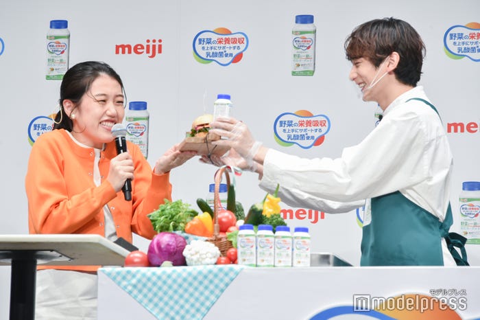 横澤夏子、横澤夏子へ甘い言葉と共に野菜サンドを渡す小関裕太 (C)モデルプレス