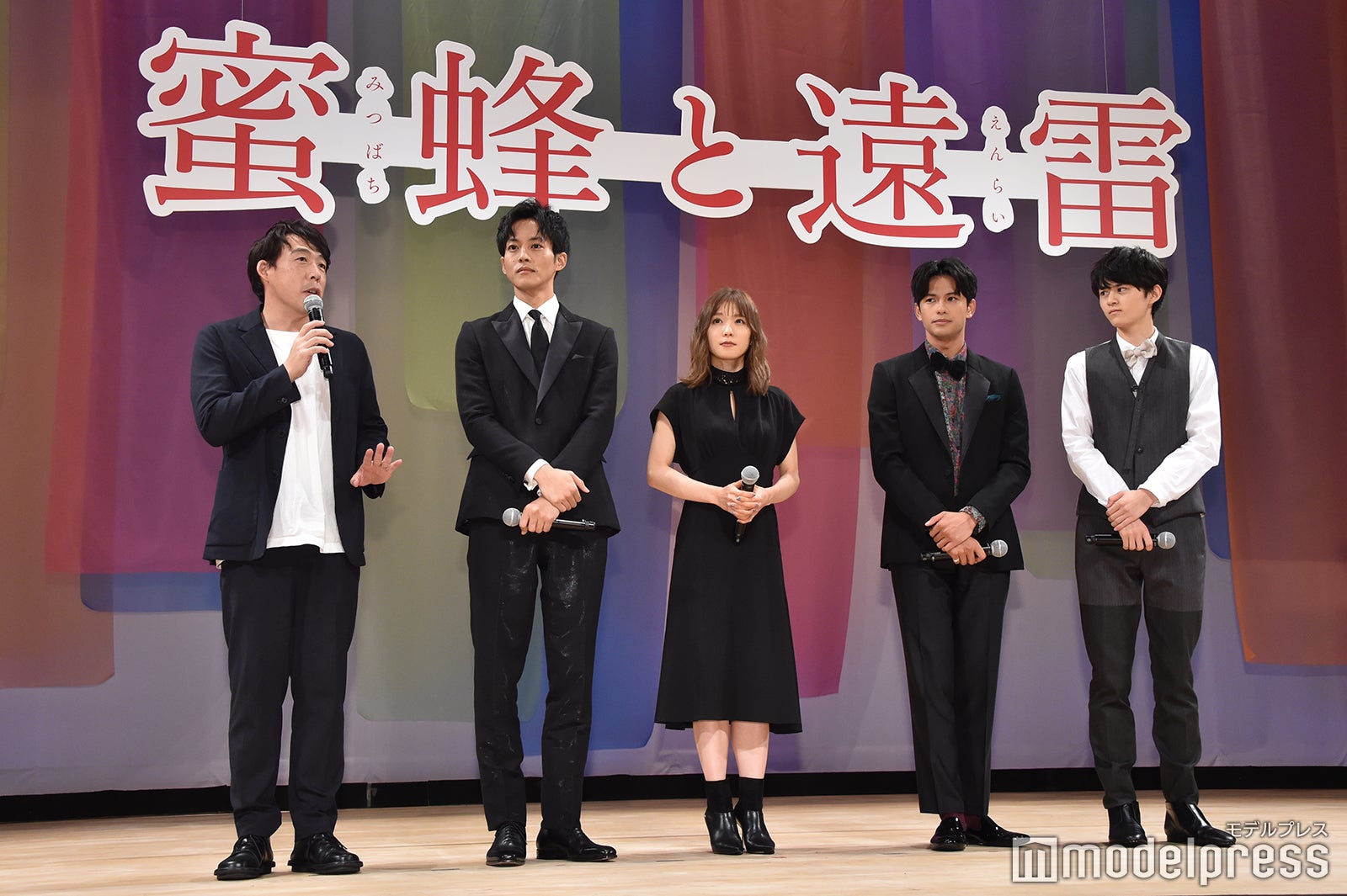 （左から）石川慶監督、松坂桃李、松岡茉優、森崎ウィン、鈴鹿央士 （C）モデルプレス