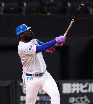 途中交代の日本ハム・レイエス 歩いて引き揚げ「ダイジョウブ。マタアシタ」 かかと痛で大事とる