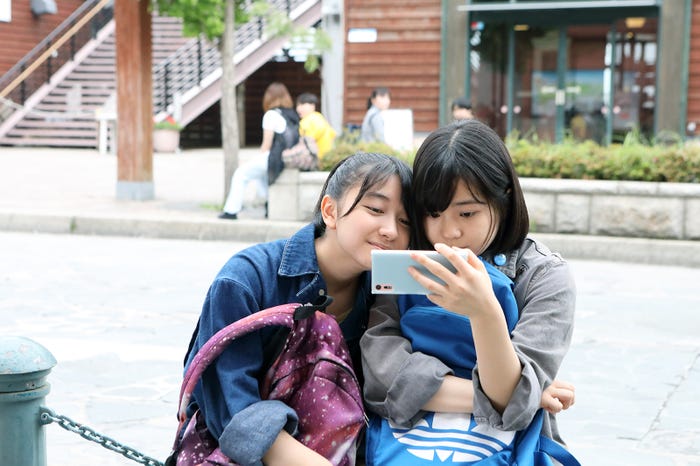 映画『さよならくちびる』より/日高麻鈴、新谷ゆづみ(写真提供:所属事務所)