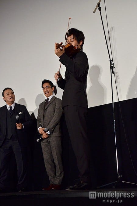 ロングトーンの生演奏を繰り広げる松坂桃李