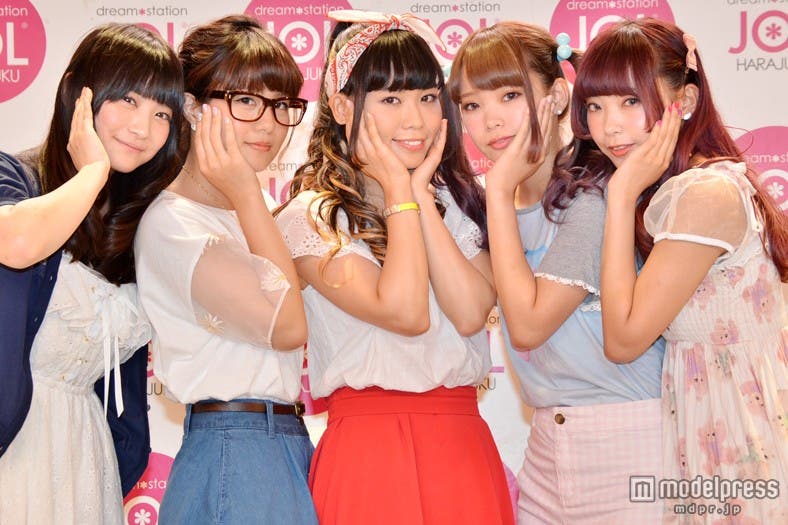 【写真左から】MCを務めた声優の有野いく、7!!(セブンウップス)のNANAE、MAIKO、mim、mam