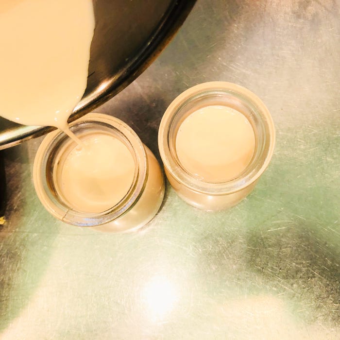 手順3:器に分けいれ、冷蔵庫で30分~冷やし固める/画像提供:柏原歩