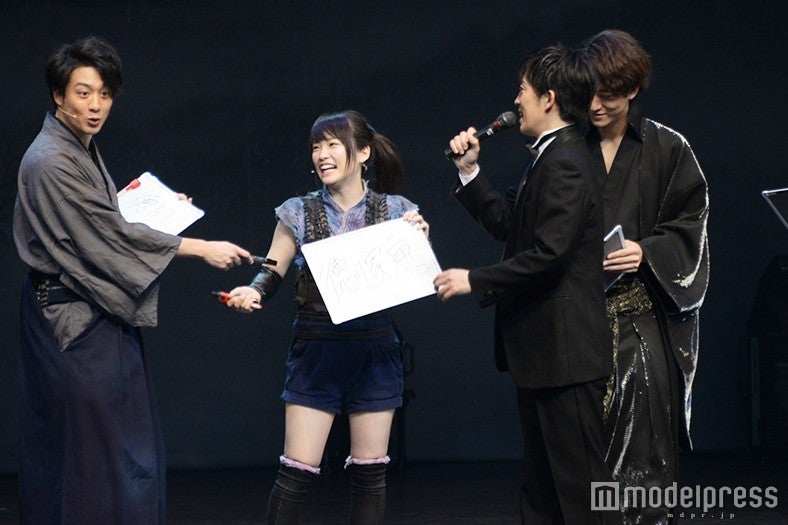 川栄李奈が漢字を書けたことに感心する渡部秀（左）（C）モデルプレス