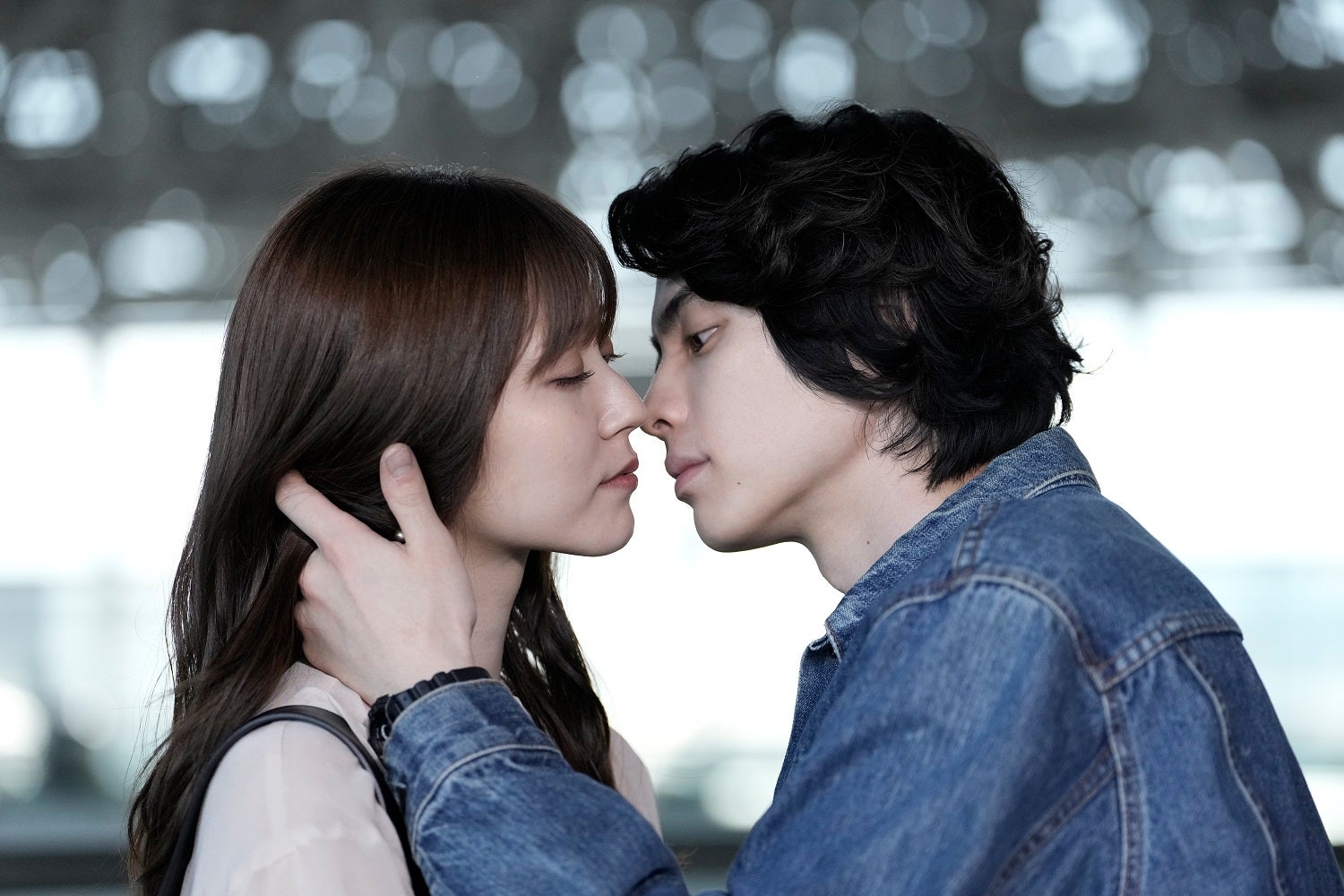 海（鈴木愛理）＆風緒（本田響矢）が空港で何度もキス＆ハグ 結ばれた2人に視聴者感涙【「ANIMALS-アニマルズ-」最終話】