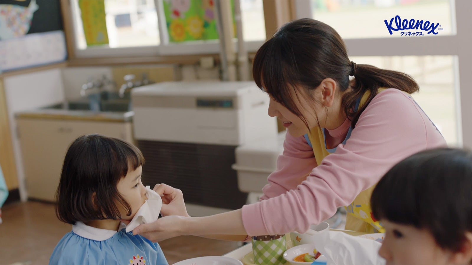 新CM「新垣先生と園児たち ～お昼ごはん～」篇より（提供写真）