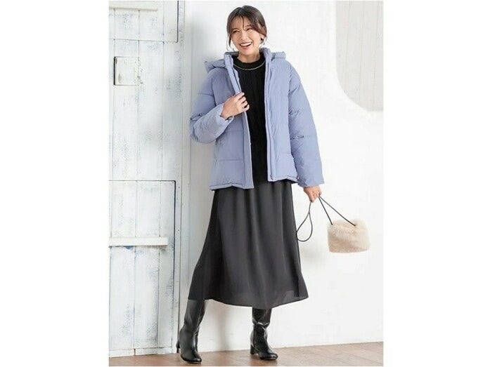 ミモレ丈のスカートと合わせて防寒しながらおしゃれ見えに　出典：WEAR