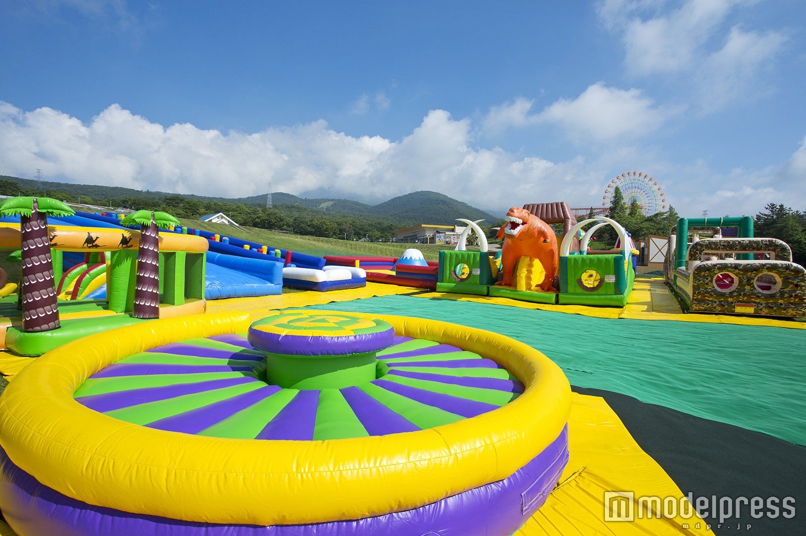 8種類の大型“ふわふわ遊具”が集まったアトラクション「ふわふわカーニバル」／画像提供：富士急行