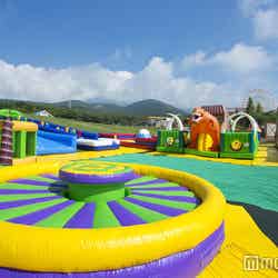 8種類の大型“ふわふわ遊具”が集まったアトラクション「ふわふわカーニバル」/画像提供:富士急行