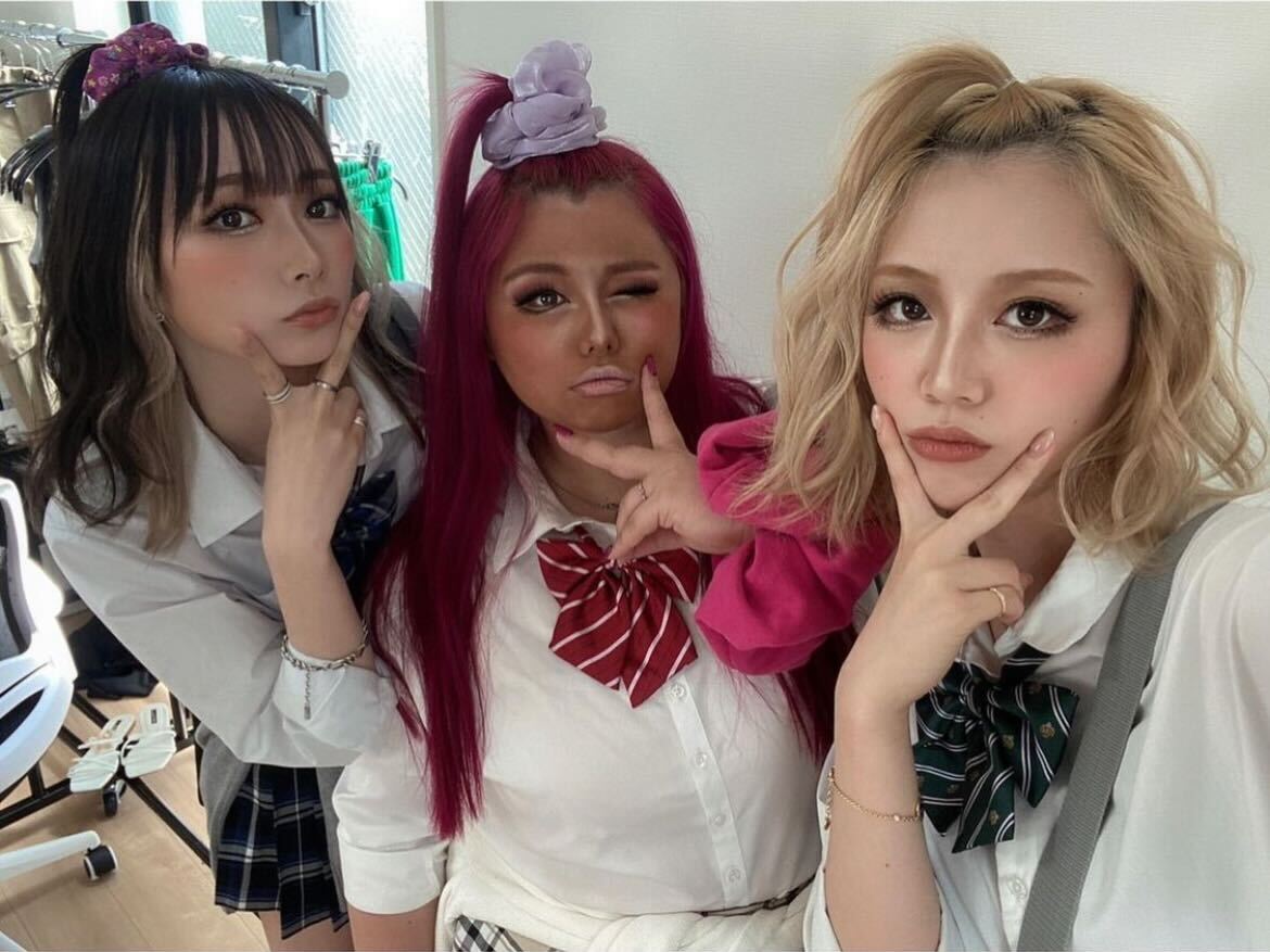 くれいじーまぐねっと、本格的な“平成ギャル”に変身「違和感ない」「3人とも似合ってる」と反響