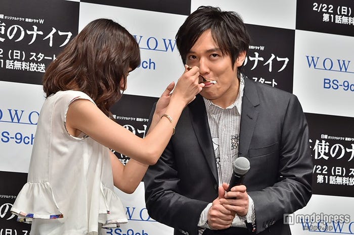 小出恵介、藤本泉のケーキをパクリ